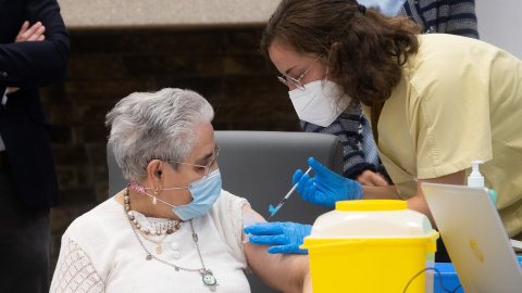 Nieves Cabo recibe la tercera dosis de Pfizer, o dosis 'extra', en la residencia Santiago Puerta del Camino, en Santiago de Compostela. Nieves Cabo recibe la tercera dosis de Pfizer, o dosis 'extra', en la residencia Santiago Puerta del Camino, en Santiago de Compostela.