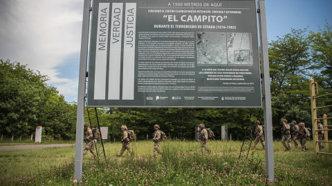 Cartel que recuerda el centro de torturas y represión de "El Campito" durante la dictadura argentina. Cartel que recuerda el centro de torturas y represión de "El Campito" durante la dictadura argentina.