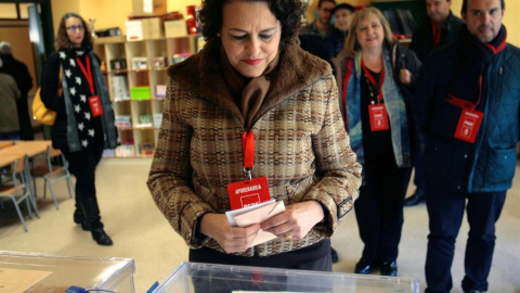 La candidata del PSOE al Congreso por la provincia de Guadalajara y ministra de Trabajo, Migraciones y Seguridad Social en funciones, Magdalena Valerio, vota en el Colegio Ocejón de Guadalajara
