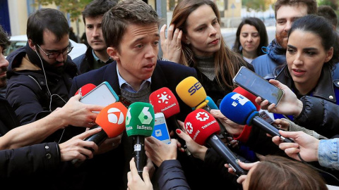 El candidato de Más País a la Presidencia del Gobierno, Íñigo Errejón, en declaraciones tras votar en el Colegio Santa Teresa de Jesús de Madrid. EFE/Fernando Alvarado