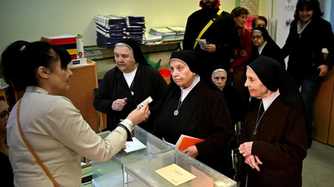 Un grupo de religiosas ejercen su derecho al voto en un colegio de Alcalá de Henares hoy domingo 10 de Noviembre. EFE/Fernando Villar