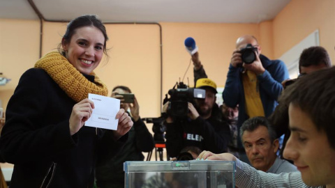 La dirigente de Unidas Podemos Irene Montero deposita su voto en la localidad madrileña de Galapagar. EFE/Ángel Díaz