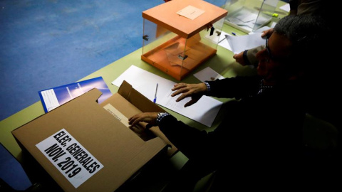 Preparativos en el CEIP Ortega y Gasset de Madrid para las elecciones generales.