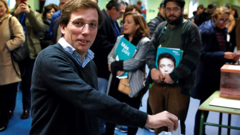 El alcalde de Madrid, José Luís Martínez Almeida, deposita su voto en el CEIP Ortega y Gasset de la capital para las elecciones generales. EFE/David Fernández