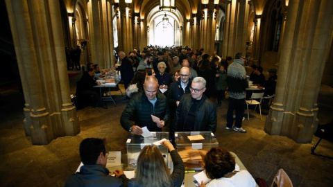 Personas votando en un local electoral en Barcelona. EFE/ Quique García