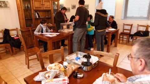 Votaciones en la única mesa del colegio electoral de la aldea de Vilafranca, en la que votan los habitantes de diversas localidades de la zona rural de Vitoria, durante la jornada de las elecciones generales de este domingo 10 de noviembre. EFE/ David Ag