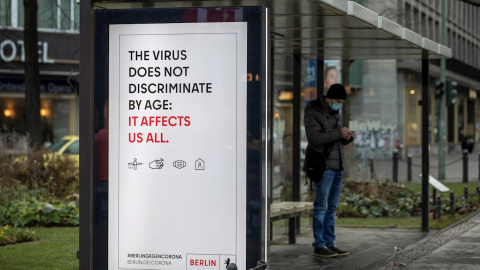 Un cartel advierte del riesgo de contagio de la covid-19 para cualquier edad, en una parada de autobús en Berlin. Un cartel advierte del riesgo de contagio de la covid-19 para cualquier edad, en una parada de autobús en Berlin.