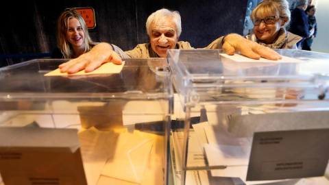 El invidente César Puente Fuente preside una mesa electoral en la ciudad de Alicante con la ayuda de una amiga que le facilita la identificación de cada votante, una labor en la que cree que, pese a su discapacidad, los ciegos también "deben participar