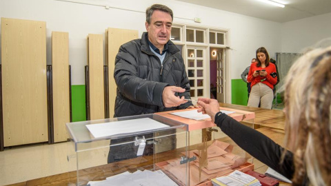 El cabeza de lista del PNV al Congreso por Bizkaia, Aitor Esteban, vota este domingo en un colegio electoral de la localidad vizcaína de Zeberio. EFE/ Javier Zorrilla