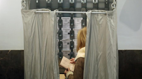 Más de 37 millones de españoles están llamados a elegir este domingo un parlamento que rompa el bloqueo político. EFE/ Ana Escobar