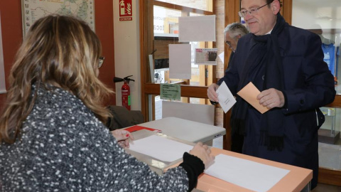 La presidenta de la Comunidad de Madrid, Isabel Díaz Ayuso, vota en el Instituto Lope de Vegapara las elecciones generales que se celebran este domingo. EFE/ Javier López Hernández
