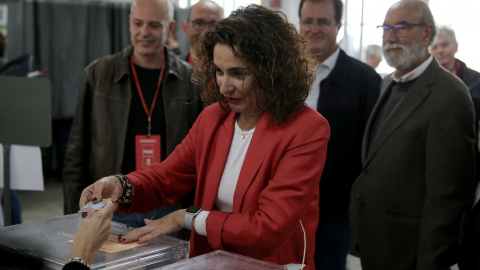 La ministra de Hacienda en funciones y cabeza de lista del PSOE por Sevilla, María Jesús Montero, depositando su voto. / Europa Press