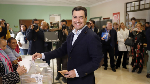 El presidente de la Junta de Andalucía, Juanma Moreno, en el colegio electoral para ejercer su derecho a voto en Málaga. / Europa Press