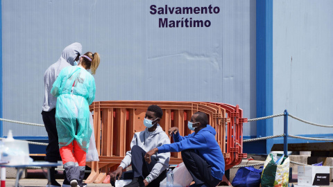 Tres migrantes son atendidos en el puerto de Los Cristianos (Adeje) tras llegar en una patera este 27 de marzo de 2022. Tres migrantes son atendidos en el puerto de Los Cristianos (Adeje) tras llegar en una patera este 27 de marzo de 2022.