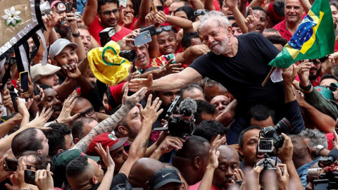 09/11/2019.- Simpatizantes del expresidente de Brasil Luiz Inácio Lula da Silva (c) lo llevan en hombros este sábado en Sao Bernardo do Campo (Brasil), su cuna política, en su primer día en libertad después de 1 año y 7 meses entre rejas. Lula afirm 09/11/2019.- Simpatizantes del expresidente de Brasil Luiz Inácio Lula da Silva (c) lo llevan en hombros este sábado en Sao Bernardo do Campo (Brasil), su cuna política, en su primer día en libertad después de 1 año y 7 meses entre rejas. Lula afirm