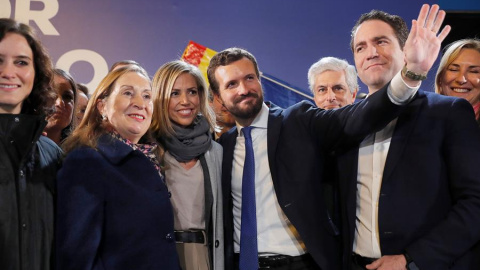 Pablo Casado celebra a las puertas de la sede popular en la calle Génova 13 la recuperación de su partido en las elecciones del 10-N./ Chema Moya (EFE)