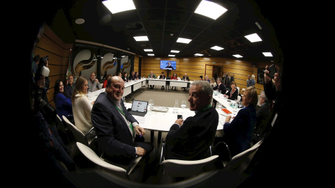 La cúpula del PNV sigue los resultados electorales en su sede en Bilbao./ Luis Tejido (EFE)