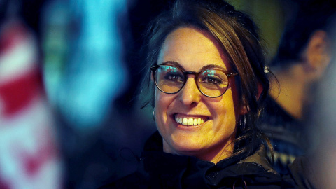 La cabeza de lista de la CUP, Mireia Vehí, escucha los primeros sondeos electorales en la sede del partido en Barcelona. EFE/Alberto Estévez