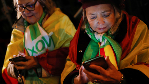 Simpatizantes de Vox usan el móvil durante la noche electoral.  REUTERS/Susana Vera