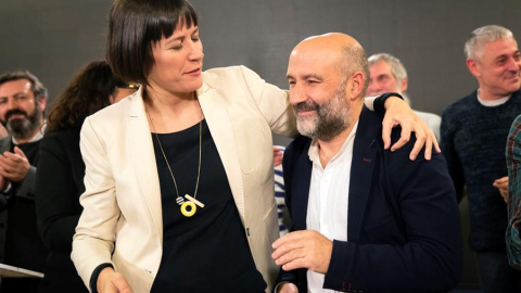 La portavoz nacional del BNG, Ana Pontón, junto al cabeza de lista al congreso por A Coruña, Nestor Rego, celebran los resultados electorales del 10N, en el que han conseguido un escaño. EFE/Óscar Corral La portavoz nacional del BNG, Ana Pontón, junto al cabeza de lista al congreso por A Coruña, Nestor Rego, celebran los resultados electorales del 10N, en el que han conseguido un escaño. EFE/Óscar Corral