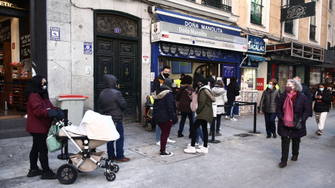 Varias personas hacen cola ante la administración de lotería Doña Manolita, en Madrid, a 5 de enero de 2021 Varias personas hacen cola ante la administración de lotería Doña Manolita, en Madrid, a 5 de enero de 2021