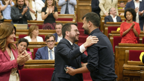 El presidente de la Generalitat en funciones, Pere Aragonès, saluda al diputado Ruben Wagensberg (d), que vuelve al Parlament después de regresar a España tras el archivo del caso Tsunami. El presidente de la Generalitat en funciones, Pere Aragonès, saluda al diputado Ruben Wagensberg (d), que vuelve al Parlament después de regresar a España tras el archivo del caso Tsunami.