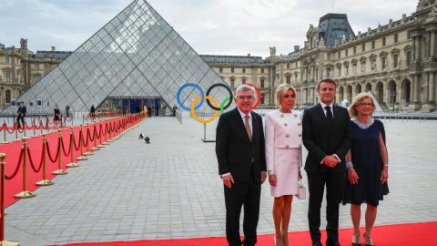El presidente del Comité Olímpico Internacional (COI), Thomas Bach (i), y su esposa Claudia Bach (d), posan con el presidente francés, Emmanuel Macron, y su esposa, Brigitte Macron, a su llegada a la pirámide del Louvre. El presidente del Comité Olímpico Internacional (COI), Thomas Bach (i), y su esposa Claudia Bach (d), posan con el presidente francés, Emmanuel Macron, y su esposa, Brigitte Macron, a su llegada a la pirámide del Louvre.