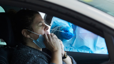 Una sanitaria le realiza la prueba PCR a una mujer en su coche durante la realización de PCR en el autocovid instalado en el Hospital Militar, a 28 de diciembre de 2021 en Sevilla. Una sanitaria le realiza la prueba PCR a una mujer en su coche durante la realización de PCR en el autocovid instalado en el Hospital Militar, a 28 de diciembre de 2021 en Sevilla.