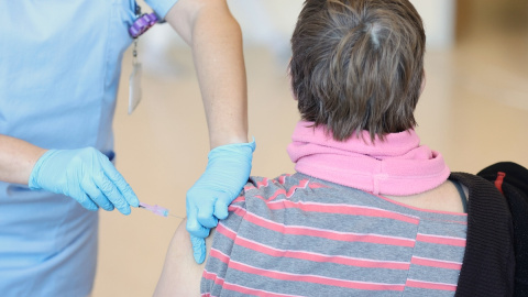 Una persona recibe una vacuna contra el Covid-19, en el Hospital Infanta Sofía, a 30 de diciembre de 2021, en San Sebastián de los Reyes, Madrid. Una persona recibe una vacuna contra el Covid-19, en el Hospital Infanta Sofía, a 30 de diciembre de 2021, en San Sebastián de los Reyes, Madrid.