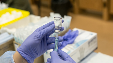 Una profesional sanitaria sostiene un vial de la vacuna AstraZeneca contra la COVID-19 en el Hospital de Mérida, Extremadura. Una profesional sanitaria sostiene un vial de la vacuna AstraZeneca contra la COVID-19 en el Hospital de Mérida, Extremadura.