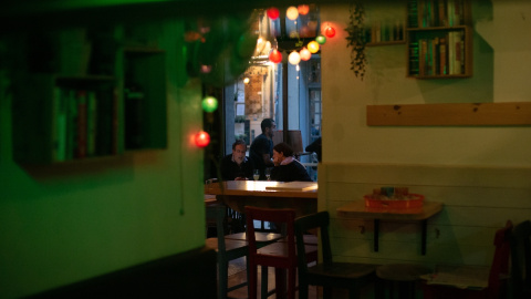 Interior de un bar en una calle céntrica de Barcelona, a 14 de octubre de 2021, en Barcelona, Catalunya. Interior de un bar en una calle céntrica de Barcelona, a 14 de octubre de 2021, en Barcelona, Catalunya.