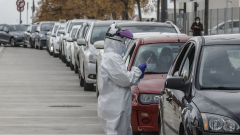 Un sanitario realiza una prueba PCR a una persona desde su vehículo para la detección del coronavirus a las puertas del Hospital de Campaña próximo al de La Fe, en València, a 25 de enero de 2021. Un sanitario realiza una prueba PCR a una persona desde su vehículo para la detección del coronavirus a las puertas del Hospital de Campaña próximo al de La Fe, en València, a 25 de enero de 2021.