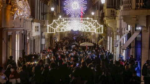 Ciudadanos pasean por el centro de Roma. Ciudadanos pasean por el centro de Roma.
