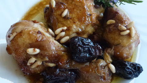 Pollastre amb prunes i pinyons Pollastre amb prunes i pinyons