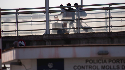 Varios estudiantes, que se encontraban en cuarentena por el macrobrote de covid-19, se dirigen al "barco burbuja" para salir hacia Valencia, este jueves, en el puerto de Palma de Mallorca. Varios estudiantes, que se encontraban en cuarentena por el macrobrote de covid-19, se dirigen al "barco burbuja" para salir hacia Valencia, este jueves, en el puerto de Palma de Mallorca.