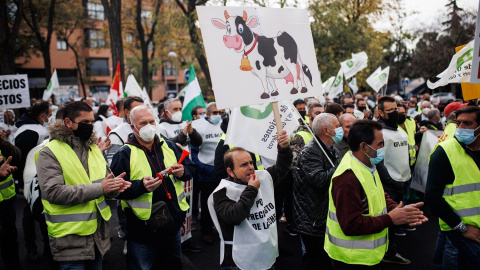 12/01/22. Ganaderos del sector lácteo protestan con la exigencia de precios que cubran los costes de producción de la leche, en Madrid, a 25 de noviembre de 2021. 12/01/22. Ganaderos del sector lácteo protestan con la exigencia de precios que cubran los costes de producción de la leche, en Madrid, a 25 de noviembre de 2021.