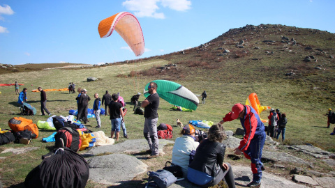 Aficionados al vuelo libre (parapente y ala delta) en la Serra de Larouco. Aficionados al vuelo libre (parapente y ala delta) en la Serra de Larouco.