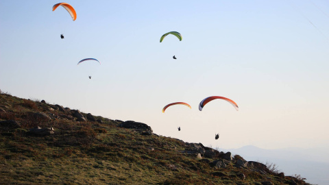 Aficionados al vuelo libre (parapente y ala delta) en la Serra de Larouco Aficionados al vuelo libre (parapente y ala delta) en la Serra de Larouco