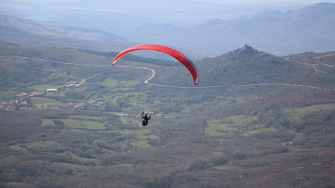 Aficionados al vuelo libre (parapente y ala delta) en la Serra de Larouco. Aficionados al vuelo libre (parapente y ala delta) en la Serra de Larouco.