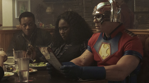 Cena tiene un talento innato para la comedia y lo despliega en cada capítulo como una suerte de payaso triste Cena tiene un talento innato para la comedia y lo despliega en cada capítulo como una suerte de payaso triste