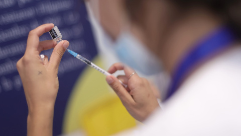 Una sanitaria recarga una dosis de la vacuna contra el Covid-19. Foto de archivo. Una sanitaria recarga una dosis de la vacuna contra el Covid-19. Foto de archivo.