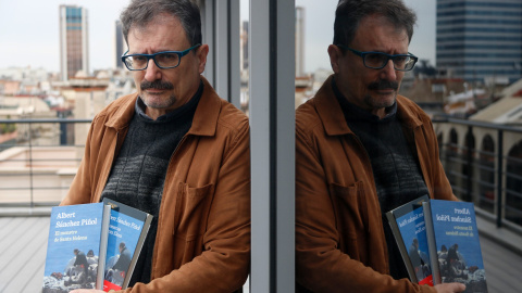 24/03/2022 - El novel·lista Albert Sánchez Piñol amb 'El monstre de Santa Helena' a les mans. 24/03/2022 - El novel·lista Albert Sánchez Piñol amb 'El monstre de Santa Helena' a les mans.