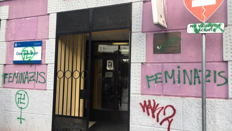 Pintadas fascistas en la fachada de la Casa de la Mujer de Fuenlabrada