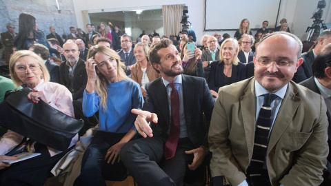 Cayetana Álvarez de Toledo amb Pablo Casado i el president del PP a Catalunya, Alejandro Fernández, en un acte de campanaya. EFE / MARTA PÉREZ. Cayetana Álvarez de Toledo amb Pablo Casado i el president del PP a Catalunya, Alejandro Fernández, en un acte de campanaya. EFE / MARTA PÉREZ.