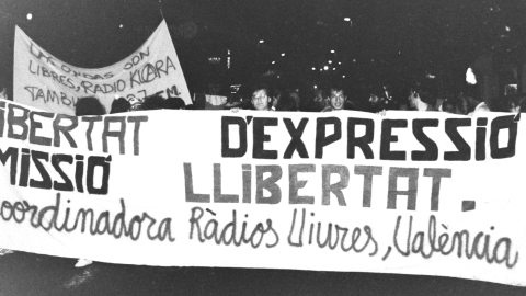 Manifestació dels anys 80 a València per demanar la llibertat d'emissió de les ràdios lliures. Manifestació dels anys 80 a València per demanar la llibertat d'emissió de les ràdios lliures.