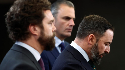 El líder de Vox, Santiago Abascal, flanqueado por Iván Espinosa de los Monteros y Javier Ortega Smith. (EFE) El líder de Vox, Santiago Abascal, flanqueado por Iván Espinosa de los Monteros y Javier Ortega Smith. (EFE)