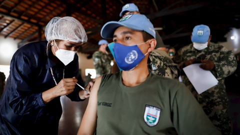 Personal militar recibe una dosis de vacuna contra la covid-19 hoy en el Cuartel General del Comando de Institutos Militares de Enseñanza del Ejército (CIMEE) en la ciudad de Mariano Roque Alonso de Paraguay.