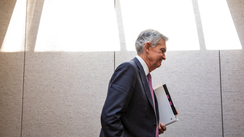 El presidente de la Reserva Federal, Jerome Powell, tras comparecer ante el Comité Económico Conjunto del Congreso de Estados Unidos. EFE/EPA/SAM CORUM El presidente de la Reserva Federal, Jerome Powell, tras comparecer ante el Comité Económico Conjunto del Congreso de Estados Unidos. EFE/EPA/SAM CORUM