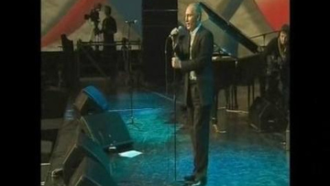 Putín canta y toca el piano en una gala benéfica Putín canta y toca el piano en una gala benéfica