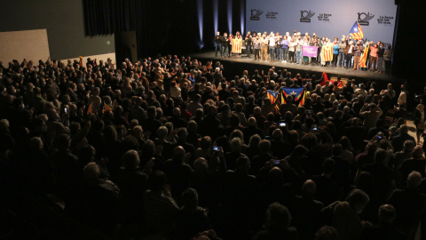 El Teatre-Auditori de Sant Cugat del Vallès, dempeus en la cloenda de l'acte d'inici del desè aniversari de l'ANC. El Teatre-Auditori de Sant Cugat del Vallès, dempeus en la cloenda de l'acte d'inici del desè aniversari de l'ANC.